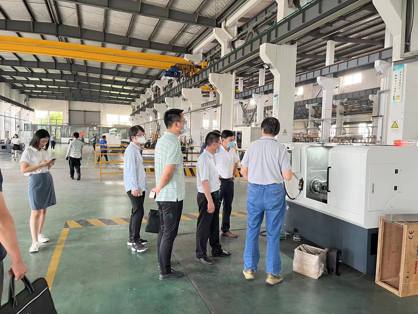 區(qū)政府領導(dǎo)來我司參(can)觀考察，深(shēn)入溝通交(jiāo)流